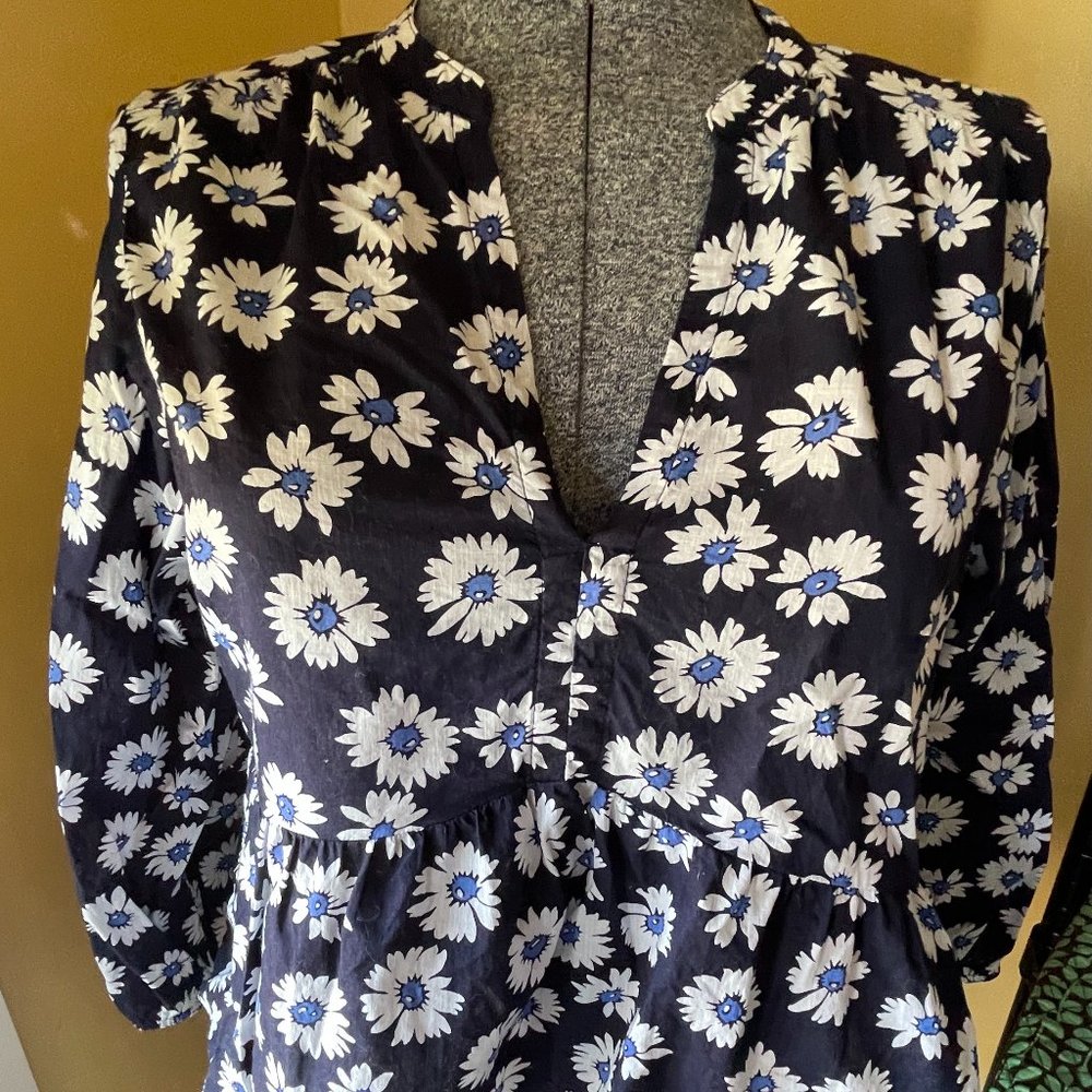 Gap 100% Cotton Notched front Baby Doll Peasant Style Shirt Daisies - EUC Sz S
